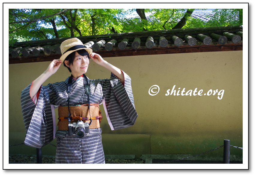 大徳寺の写真・カメラと帽子で着物コーディネート