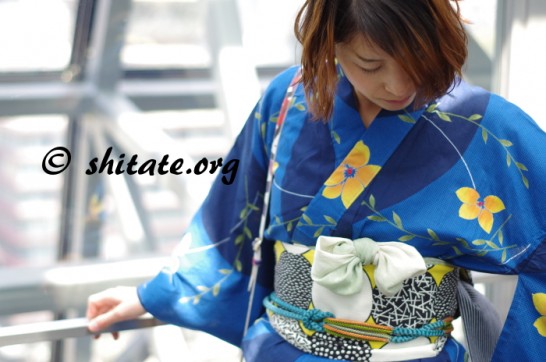 「紺色と青の浴衣」に「黄色い帯」を合わせたコーディネート例 ＆ 京都駅で写真映りが美人になる撮影場所を紹介