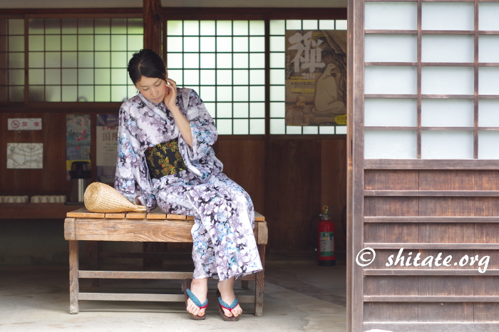 大徳寺の休憩所で休む浴衣女子の写真