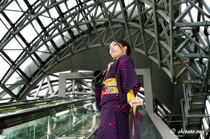 京都駅エスカレーターで着物ポートレート写真