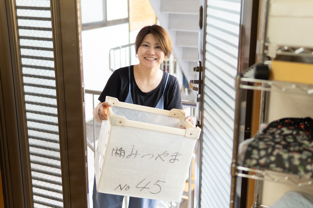 集配する女性スタッフの写真